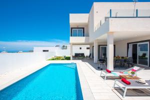 Bazén v ubytování Villa Shasya Costa Adeje with air conditioning nebo v jeho okolí