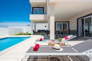 Bazén v ubytování Villa Shasya Costa Adeje with air conditioning nebo v jeho okolí