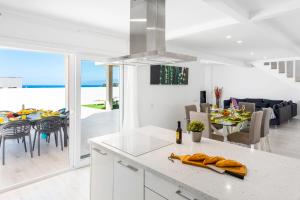 Kuchyň nebo kuchyňský kout v ubytování Villa Shasya Costa Adeje with air conditioning