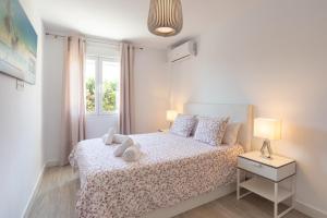 Posteľ alebo postele v izbe v ubytovaní Atalaya beach by ELE Apartments