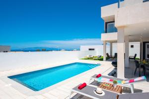 Bazén v ubytovaní Villa Shasya Costa Adeje with air conditioning alebo v jeho blízkosti