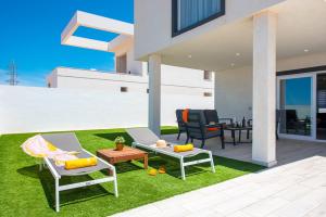 Posezení v ubytování Villa Shasya Costa Adeje with air conditioning