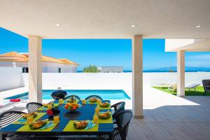 Bazén v ubytování Villa Shasya Costa Adeje with air conditioning nebo v jeho okolí