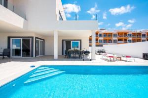 Bazén v ubytování Villa Shasya Costa Adeje with air conditioning nebo v jeho okolí
