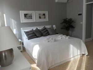 Un pat sau paturi într-o cameră la Les Suites di Verona