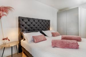 Posteľ alebo postele v izbe v ubytovaní Zaloo, Luxury Apartment with Sea-View and Jacuzzi