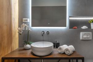 Kúpeľňa v ubytovaní Zaloo, Luxury Apartment with Sea-View and Jacuzzi