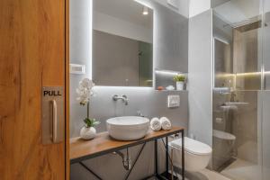 Kúpeľňa v ubytovaní Zaloo, Luxury Apartment with Sea-View and Jacuzzi