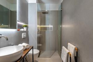 Kúpeľňa v ubytovaní Zaloo, Luxury Apartment with Sea-View and Jacuzzi