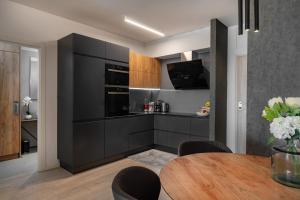 Kuchyňa alebo kuchynka v ubytovaní Zaloo, Luxury Apartment with Sea-View and Jacuzzi