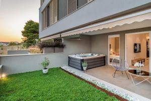 Vonkajšia záhrada v ubytovaní Zaloo, Luxury Apartment with Sea-View and Jacuzzi