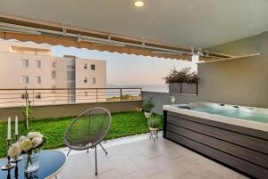 Balkón alebo terasa v ubytovaní Zaloo, Luxury Apartment with Sea-View and Jacuzzi