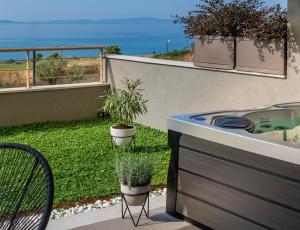 Bazén v ubytovaní Zaloo, Luxury Apartment with Sea-View and Jacuzzi alebo v jeho blízkosti