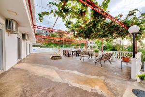 patio ze stołem i krzesłami w budynku w obiekcie Vila Nikezić w Sutomore