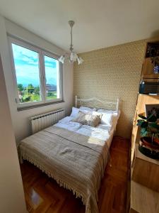 En eller flere senge i et værelse på Lilly Dream Home Apartment Retro Back to 60s and 70s Sarajevo