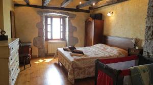 Schlafzimmer mit einem Bett und einem Fenster in der Unterkunft Poolhouse Roc (3458) in Roč