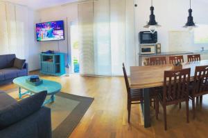 een woonkamer met een tafel en een bank bij Villa Mas Blau in Lloret de Mar