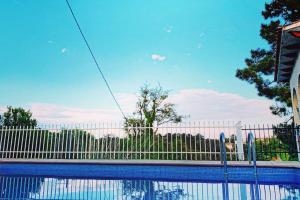 Bazén v ubytovaní Villa Mas Blau alebo v jeho blízkosti
