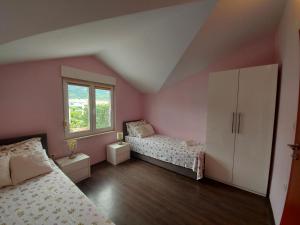 Säng eller sängar i ett rum på Apartments Karadza