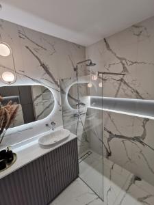 a bathroom with a sink and a mirror at Apartament Topo - Puck, ulica Nowy Swiat 23C in Puck
