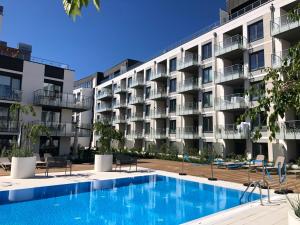 Bazén v ubytovaní Apartament S&S Nadmorskie Tarasy Kołobrzeg D302 alebo v jeho blízkosti