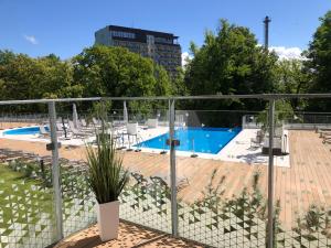 Bazén v ubytovaní Apartament S&S Nadmorskie Tarasy Kołobrzeg D302 alebo v jeho blízkosti