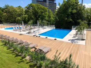 Bazén v ubytovaní Apartament S&S Nadmorskie Tarasy Kołobrzeg D302 alebo v jeho blízkosti