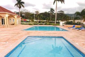 Swimmingpoolen hos eller tæt på Villa Kalaya