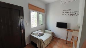Postel nebo postele na pokoji v ubytování Cozy seaside studio in Lemos Vouliagmenis