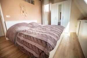 ein großes Bett in einem Zimmer mit einem großen Bett sidx sidx in der Unterkunft Vakantiehuis De Drie Bruggen in Valkenswaard