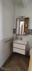 uma casa de banho com um lavatório e um espelho em Duomo Rooms Cefalù em Cefalù