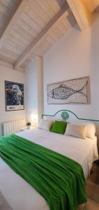 オルビアにあるB&B Biddanoaのベッドルーム(緑のシーツを使用した大きな白いベッド付)