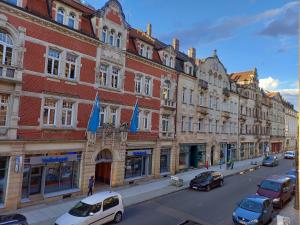 eine Straße mit Autos, die vor den Gebäuden geparkt sind in der Unterkunft Ferienwohnung Xenia in Pirna