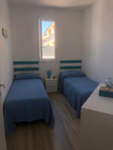 um quarto com duas camas e uma janela em Villa Falconara em Noto Marina