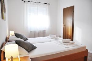 Postel nebo postele na pokoji v ubytování Apartmani Alavuk