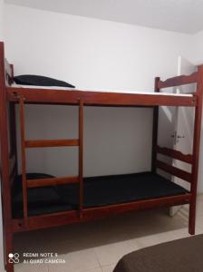 カンポス・ドス・ゴイタカゼスにあるLua E Agua Xの二段ベッド1組 +2枚の写真