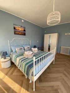 1 dormitorio con 1 cama con pared azul en Villa per vacanze Isola en Fanusa