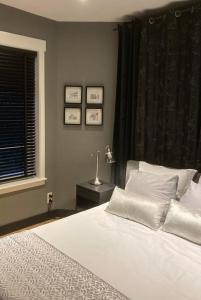 1 dormitorio con cama blanca y ventana en Hoeve Altena Apartment, en Woudrichem