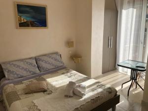 ガリポリにあるB&B Cuore di Gallipoliのベッドルーム1室(靴付きのベッド1台付)