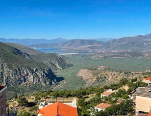 vista su una valle con montagne e un bacino d'acqua di Fedriades Delphi Hotel a Delfi