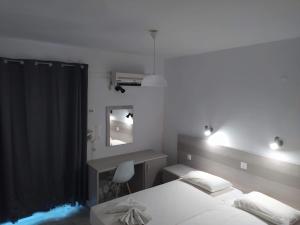 A bed or beds in a room at Harriets Apartments