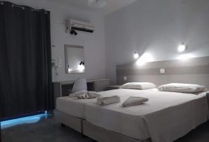A bed or beds in a room at Harriets Apartments