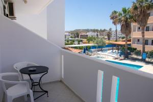 The swimming pool at or close to Harriets Apartments