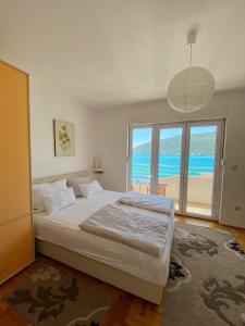 1 dormitorio con 1 cama y vistas al océano en Apartments Bellevue - Otasevic, en Herceg-Novi