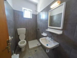 A bathroom at Harriets Apartments