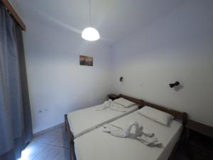 A bed or beds in a room at Harriets Apartments