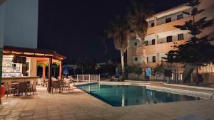 The swimming pool at or close to Harriets Apartments