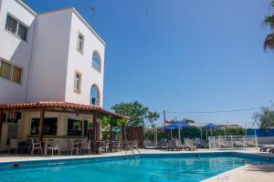 The swimming pool at or close to Harriets Apartments