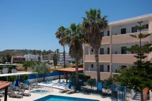 The swimming pool at or close to Harriets Apartments