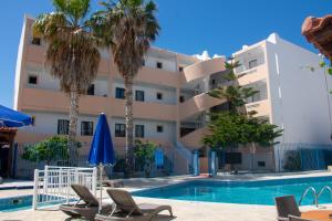 The swimming pool at or close to Harriets Apartments